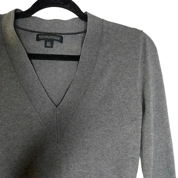 Banana Republic Luxury Blend Cashmere Silk Grey V-Neck Sweater Size Small - Picture 5 of 6